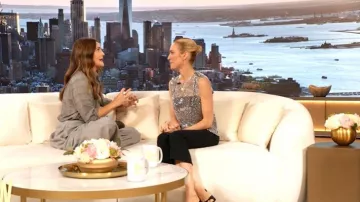 Pantalon ample drapé en laine mélangée Loewe porté par Drew Barrymore, vu dans le défilé Drew Barrymore le 21 octobre 2025