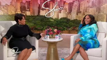 Vestido Calvin Klein Bling-Trim usado por Chandra Wilson como se ve en Sherri el 21 de octubre de 2025