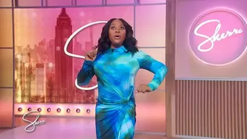 Vestido largo de cuello alto Daska usado por Sherri Shepherd como se ve en Sherri el 21 de octubre de 2025
