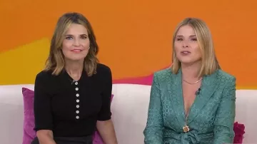 Polo de algodón de seda Spencer de marca blanca de Proenza Schouler usado por Savannah Guthrie como se ve en Today with Jenna & Friends el 21 de octubre de 2025