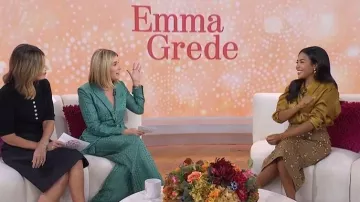 Falda midi bordada con chevron de Prada usada por Emma Grede como se ve en Today with Jenna & Friends el 21 de octubre de 2025