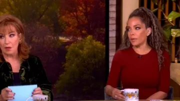 Gabriela Hearst Seymore Robe midi à manches courtes en laine et cachemire portée par Sunny Hostin, comme on le voit dans The View le 21 octobre 2025