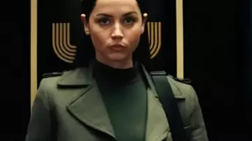 Gabardina Bailarina 2025 Ana de Armas usada por Eve (Ana de Armas) en Ballerina