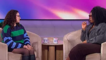 Gap SoSoft Loose Cropped Sweater porté par Jackie G tel qu’on le voit dans The Jennifer Hudson Show le 6 octobre 2025