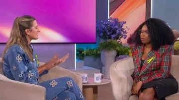 La veste en jean Noli Shop Kaia Pearl portée par Victoria Garrick telle qu’elle a été vue dans le défilé Jennifer Hudson le 7 octobre 2025