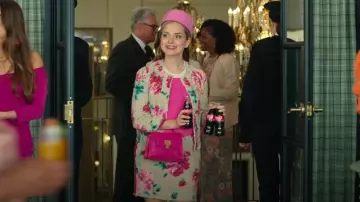 Forever 21 Sac à main à bandoulière Hot Pink porté par Ainsley (Stephanie Styles) comme on le voit dans Loot (S03E03)
