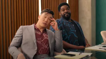 Jack & Jones Wine Printed Short Sleeves Shirt porté par Nicholas (Joel Kim Booster) comme on le voit dans Loot (S03E03)