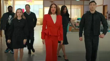 Veste bouclée Asos portée par Nicholas (Joel Kim Booster) comme on le voit dans Loot (S03E03)