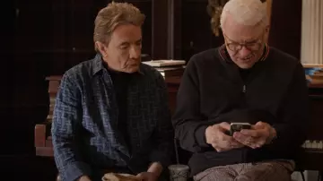 Camisa de lino de ajuste estándar de Banana Republic usada por Oliver Putnam (Martin Short) como se ve en Only Murders in the Building (S05E09)