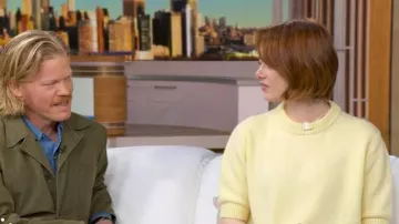 Pull en cachemire à manches courtes Khaite Davin porté par Emma Stone tel qu’on le voit dans Good Morning America le 20 octobre 2025