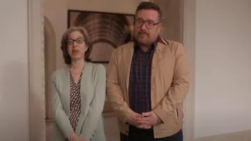 Chaqueta de camisa a medida con ribete de contraste Scorch & Soda usada por Howard (Michael Cyril Creighton) como se ve en Only Murders in the Building (S05E09)