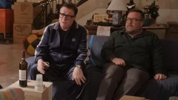 Sobrecamisa de algodón Broderie Anglaise de pasillo usada por Howard (Michael Cyril Creighton) como se ve en Only Murders in the Building (S05E09)