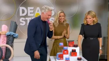 Aretes de aro raros de James poco comunes usados por Kristin Cavallari como se ve en Good Morning America el 21 de octubre de 2025