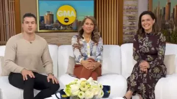 Me + Em Rich Robe longue à imprimé floral d’automne portée par Maggie Rulli comme on le voit dans Good Morning America le 21 octobre 2025