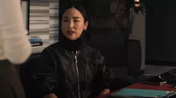 Lafayette 148 New York Painstroke Veste Jacquard portée par Stella Bak (Greta Lee) vue dans The Morning Show (S04E06)