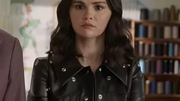 Only Murders in the Building S5 Selena Gomez Manteau à œillets noir