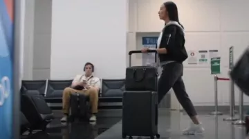 Baskets épaisses métallisées Prada Cloudbust Thunder portées par Stella Bak (Greta Lee) comme on le voit dans The Morning Show (S04E06)