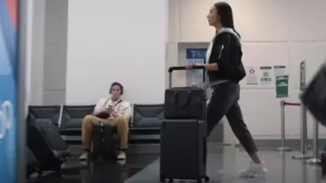 Zapatillas gruesas metálicas Prada Cloudbust Thunder usadas por Stella Bak (Greta Lee) como se ve en The Morning Show (S04E06)