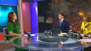 Maggy London Robe en crêpe de plongée à col noué et manches bouffantes portée par Nikki Battiste, comme on le voit dans CBS Mornings le 17 octobre 2025