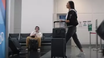 Louis Vuitton Business Bag Briefcase M46457 Monogram Eclipse Crossbody usado por Stella Bak (Greta Lee) como se ve en The Morning Show (S04E06)