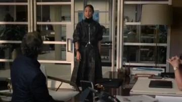 Lafayette 148 New York Pain Stroke Jupe Jacquard portée par Stella Bak (Greta Lee) comme on le voit dans The Morning Show (S04E06)