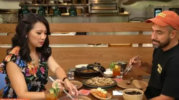 Vestido midi floral con cuello en V de Sam Edelman usado por Nancy Chen como se ve en CBS Mornings el 19 de octubre de 2025