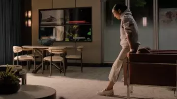 Mocasines casuales con logo de triángulo de cuero Prada usados por Stella Bak (Greta Lee) como se ve en The Morning Show (S04E06)