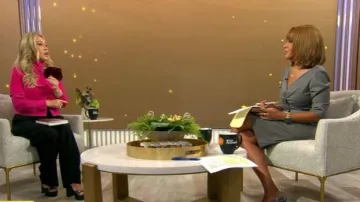 Alexander McQueen Robe en laine vierge jusqu’au genou portée par Gayle King comme on le voit dans CBS Mornings le 20 octobre 2025