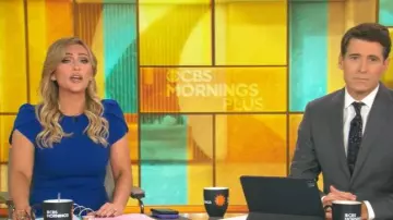 Vestido tubo con mangas de tulipán de Calvin Klein usado por Kelly O'Grady como se ve en CBS Mornings el 21 de octubre de 2025