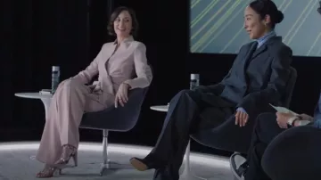 Pantalones de pierna ancha Max Mara Lino Cady en rosa usados por Celine Dumont (Marion Cotillard) como se ve en The Morning Show (S04E06)