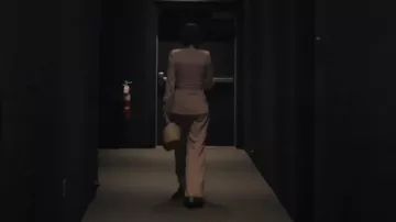 Bolso Loewe Small Puzzle Taupe usado por Celine Dumont (Marion Cotillard) como se ve en The Morning Show (S04E06)