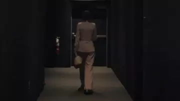 Bolso Loewe Small Puzzle Taupe usado por Celine Dumont (Marion Cotillard) como se ve en The Morning Show (S04E06)