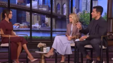 Victoria Beckham Vestido midi con detalle fruncido usado por Kelly Ripa como se ve en LIVE with Kelly and Mark el 17 de octubre de 2025