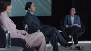 Blazer tejido reciclado de doble botonadura Totême usado por Stella Bak (Greta Lee) como se ve en The Morning Show (S04E06)