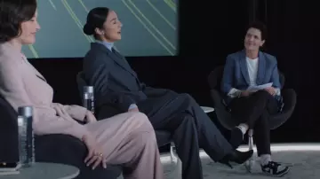 Pantalones anchos de franela plisada Totême usados por Stella Bak (Greta Lee) como se ve en The Morning Show (S04E06)