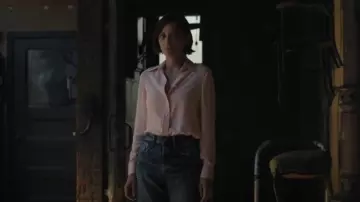 Camisa de crepé de seda Gucci usada por Celine Dumont (Marion Cotillard) como se ve en The Morning Show (S04E06)