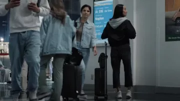 R13 Black Boy Straight Jeans porté par Stella Bak (Greta Lee) comme on le voit dans The Morning Show (S04E06)