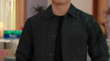 Joel Kim Booster Loot S03 Veste en tweed gris portée par Nicholas (Joel Kim Booster) dans Loot