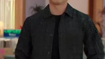 Joel Kim Booster Loot S03 Veste en tweed gris portée par Nicholas (Joel Kim Booster) dans Loot