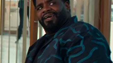 Loot S3 Ron Funches Chemise bleue à imprimé abstrait portée par Howard (Ron Funches) dans Loot