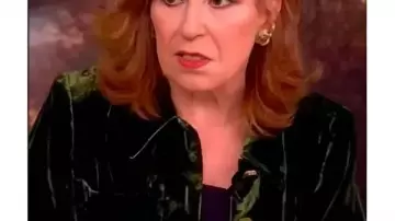 Chaqueta de terciopelo verde Joy Behar The View 2025