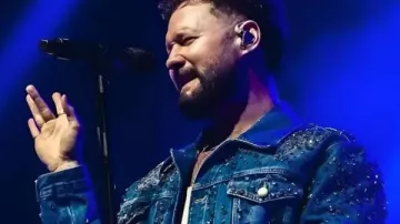 Chaqueta de mezclilla azul Calum Milan Concert 2025