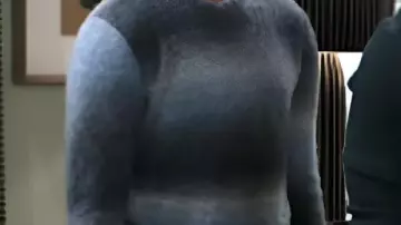 Pull en laine bleu ombré porté par Jaden Lucas Miller dans The Gates (2025)