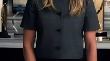 Chaqueta de tweed gris usada por Alex Levy (Jennifer Aniston) en The Morning Show