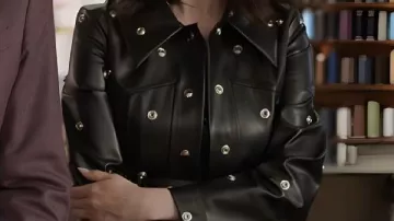 Manteau clouté en cuir noir porté par Mabel Mora (Selena Gomez) dans Only Murders in the Building