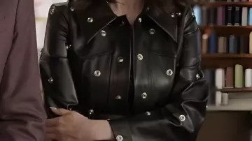 Manteau clouté en cuir noir porté par Mabel Mora (Selena Gomez) dans Only Murders in the Building