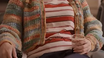 Cardigan rayé coloré porté par Mabel Mora (Selena Gomez) dans Only Murders in the Building