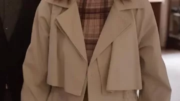 Manteau beige porté par Mabel Mora (Selena Gomez) dans Only Murders in the Building