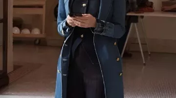 Manteau long en denim bleu porté par Mabel Mora (Selena Gomez) dans Only Murders in the Building