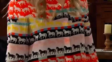 Camisa a rayas multicolor con estampado de caballos usada por Gemma Johnson (Beth Behrs) en The Neighborhood